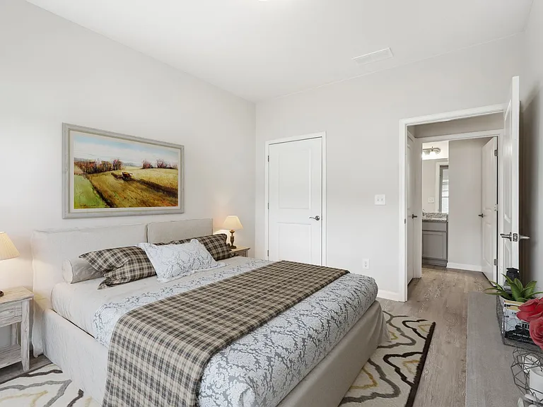 Secondary bedroom with queen size bed.