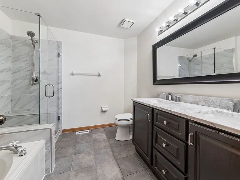 2216 Seaver Ln — Photo 2