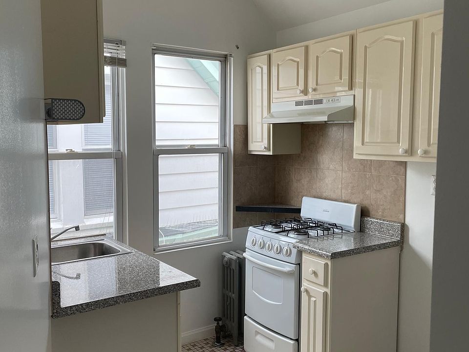2nd image of 132 Bay 35th St Floor 3