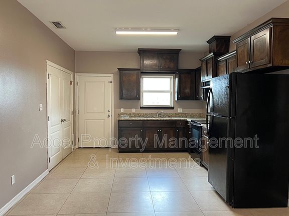 3rd image of 2600 E Garfield Ave APT 3