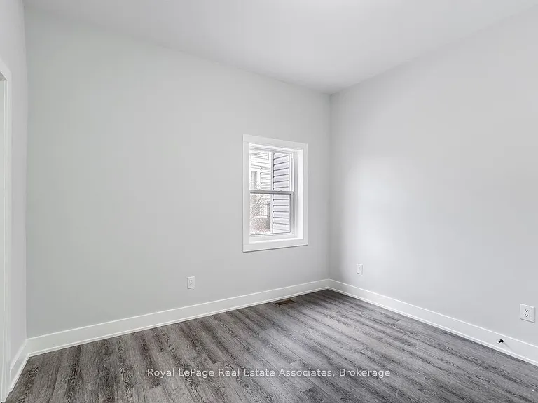 39 Welland Ave S #1 — Photo 14