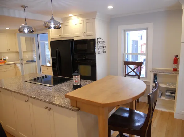 123 Commonwealth Avenue, Springfield, VT 05156