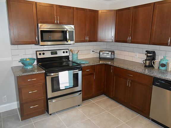 3rd image of 1020 Temple Ct