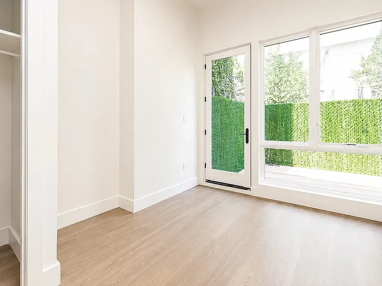483 Driggs Ave #1B — Photo 4