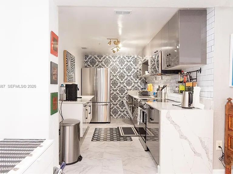 7501 E Treasure Dr #5M — Photo 3