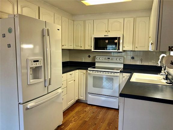 3rd image of 4 Pine Ln
