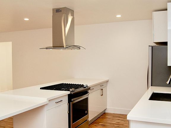 4th image of 3519 Clarington Ave APT 12