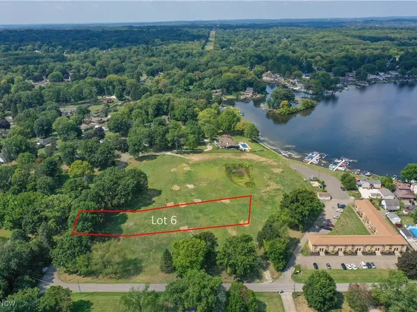 6 Shrakes Hotel Dr, Akron, OH 44319