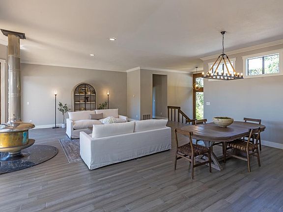 5th image of 2851 Holiday Ct