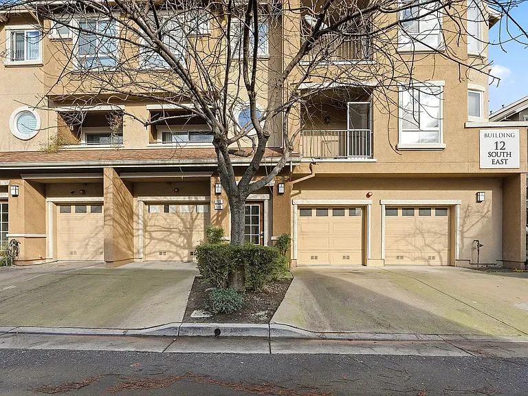 599 Marble Arch Ave — Photo 36