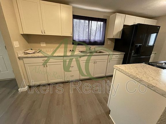 4th image of 1640 E Orman Ave
