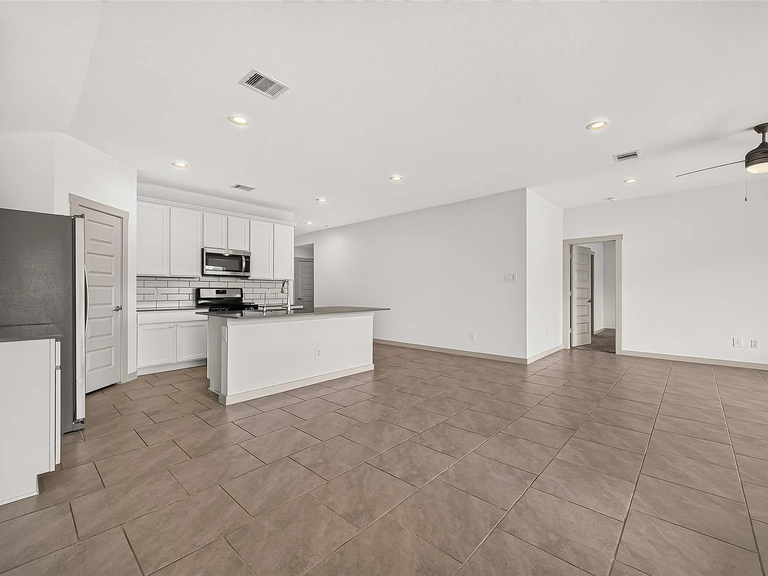 4 bed, 2.0 bath, 1860 sqft, $2,200 — Photo 4