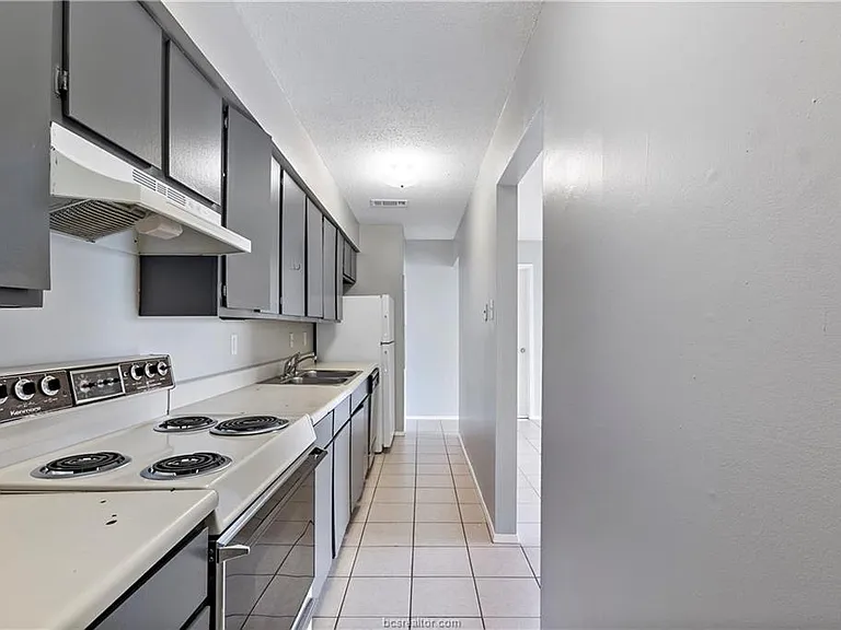 1112 Autumn Cir #D — Photo 9