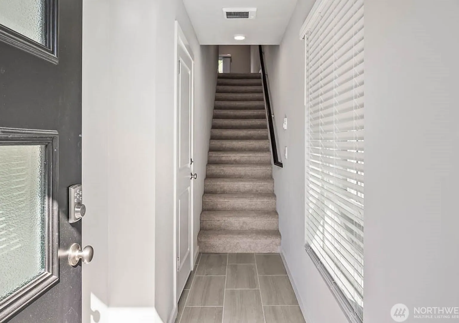 3bd/2.5ba Lynnwood Townhome — Photo 2