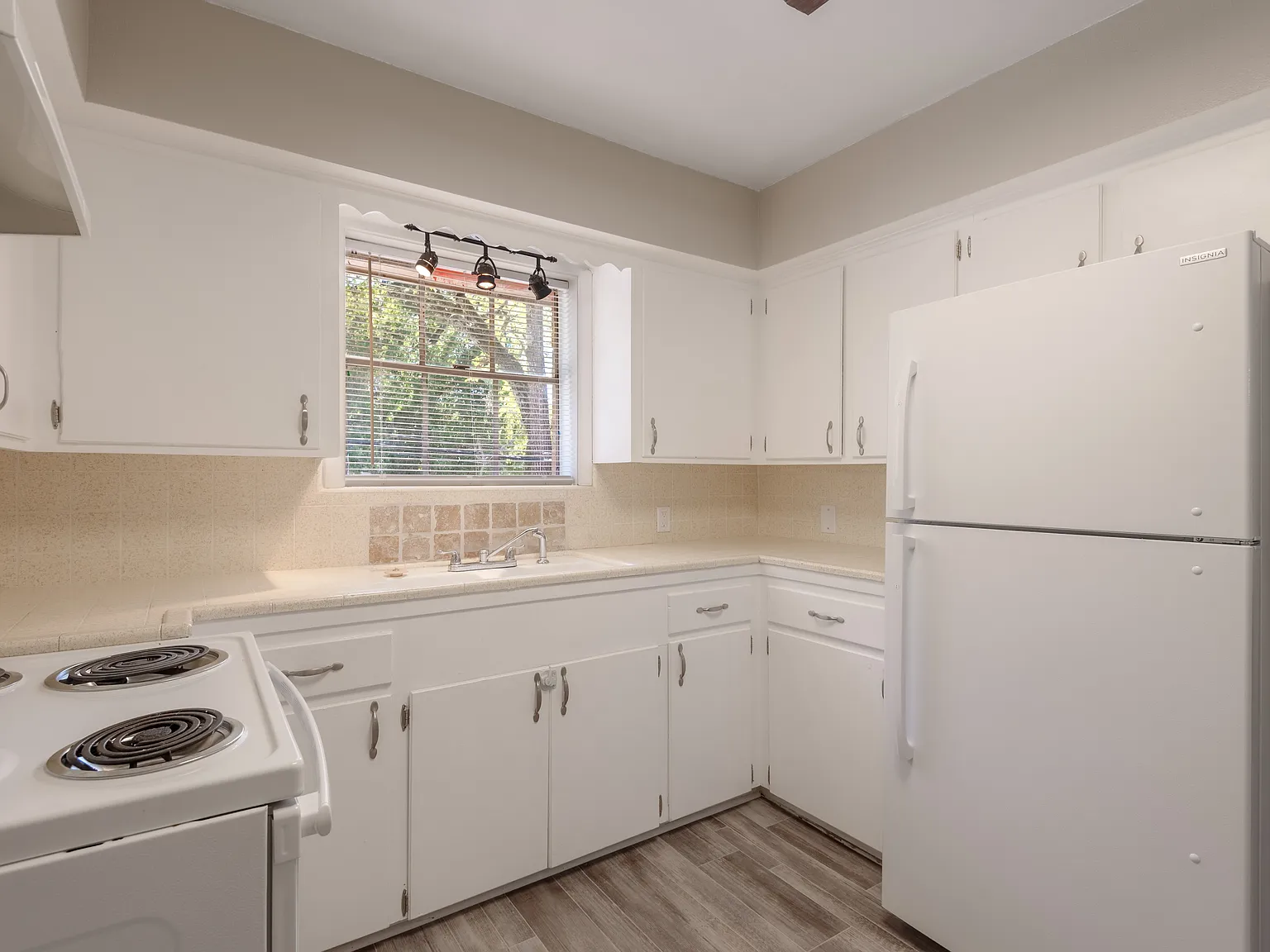 818 University Avenue - 6 — Photo 2