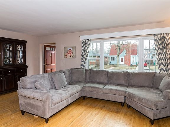 5th image of 5920 Rosslyn Ave