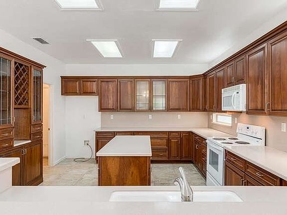 4th image of 865 Yosemite Ln