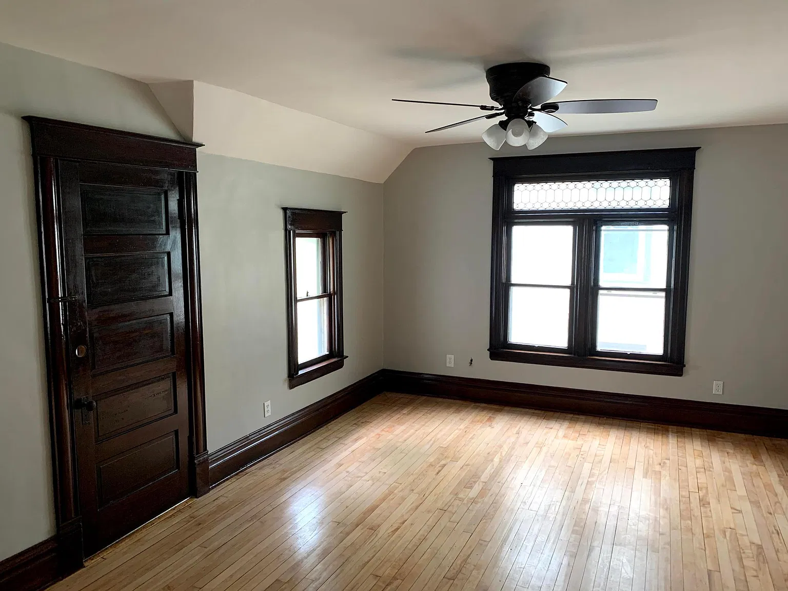2214 3rd St NE — Photo 3