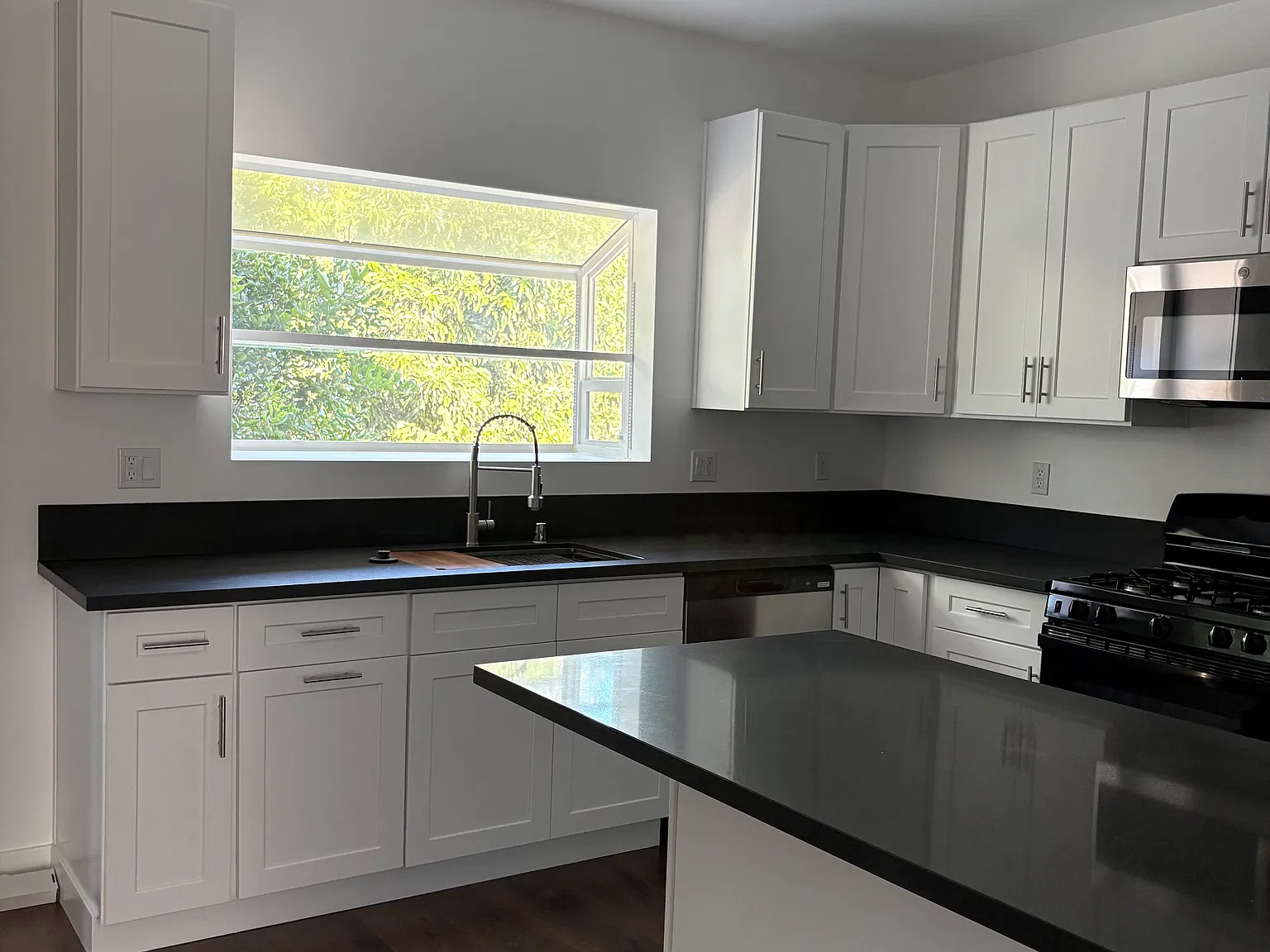 2 bed, 750 sqft, $2,700 — Photo 4
