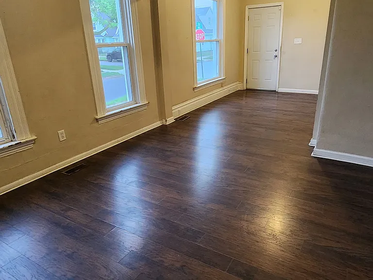 1522 Mott Ave — Photo 1