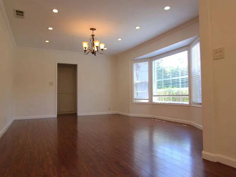 6730 Balboa Blvd — Photo 5