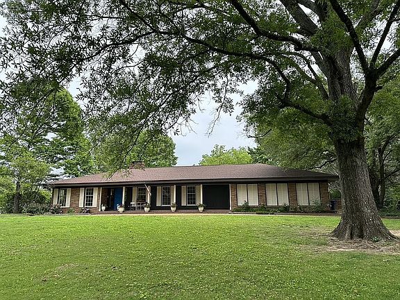 2nd image of 305 Dettor St