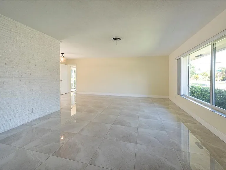 5200 NE 15th Ave — Photo 6
