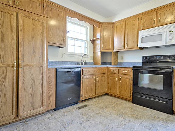 3rd image of 405 Corinne Cir