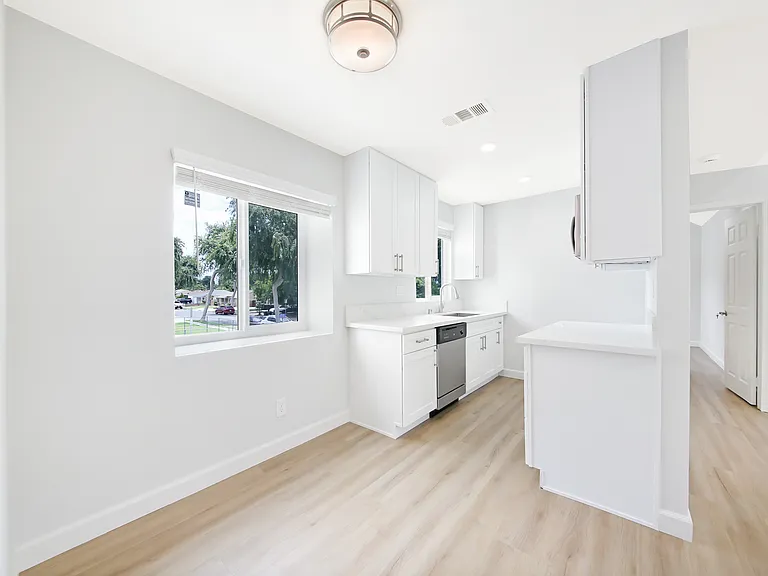2400 W Commonwealth Ave #C — Photo 6