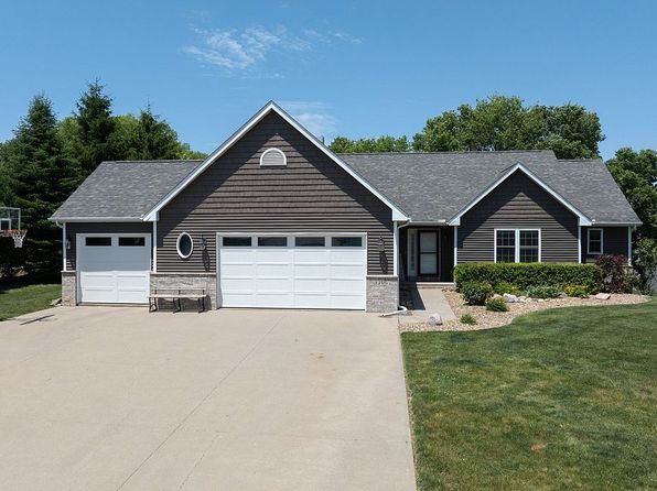 1206 Winchester Cir NE