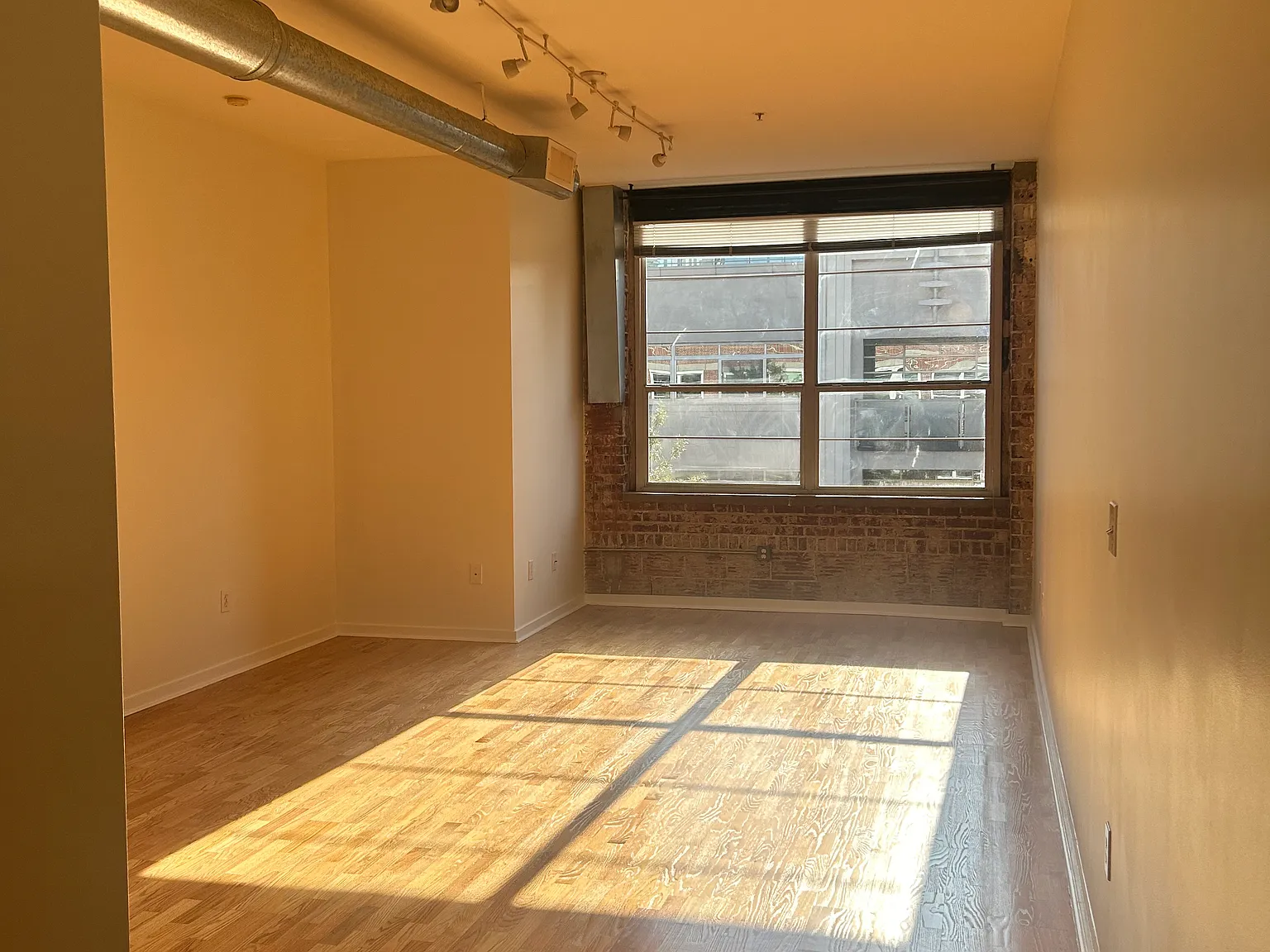 1 bed, 1094 sqft, $1,950 — Photo 2