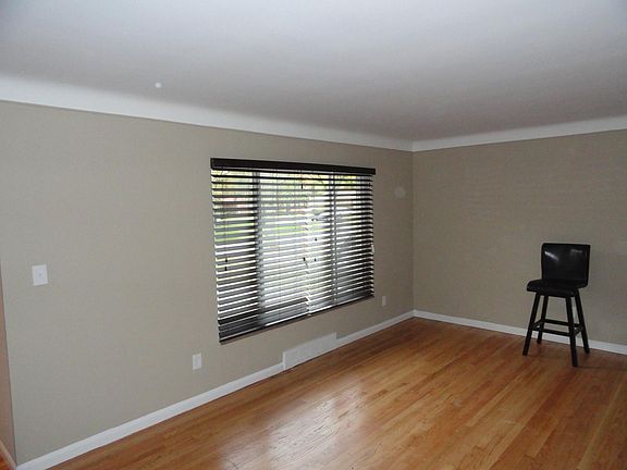 5th image of 21848 Sussex St