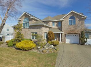 19 Fleets Point Dr, West Babylon, NY 11704