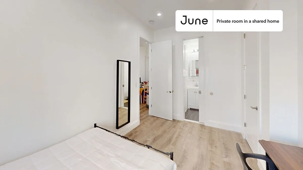 Full bedroom in 3 bed/2 bath home in Greenpoint #1736 C — Photo 1