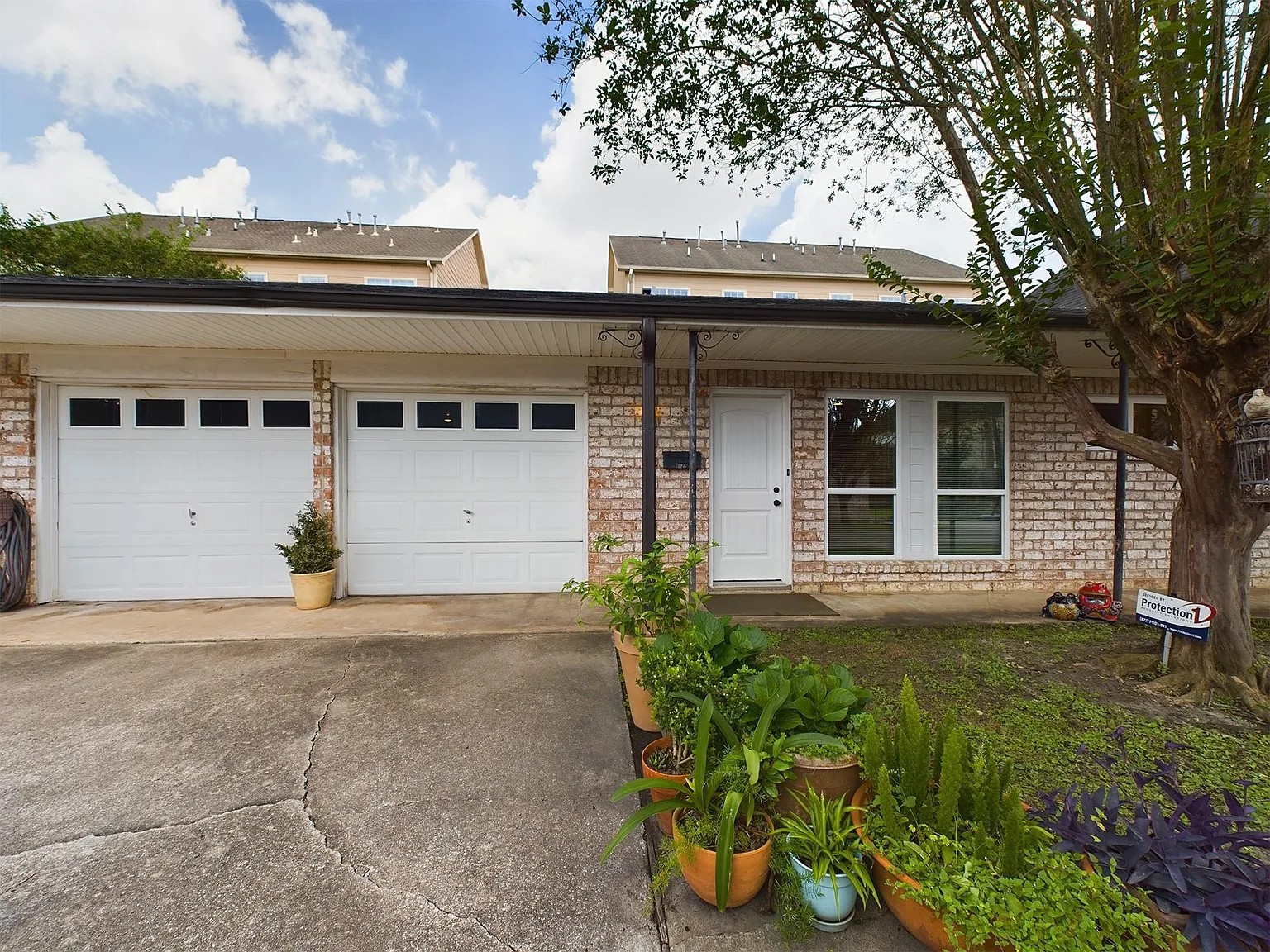 3 bed, 2.0 bath, 1054 sqft, $2,350 — Photo 1