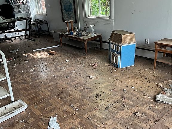 4th image of 646 Main St