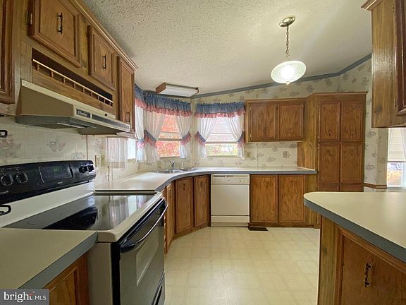 3rd image of 73 Meadow Run Pl