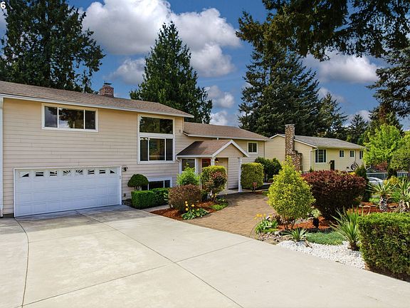 2nd image of 10520 NE Siskiyou St