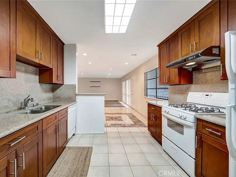 5315 Zelzah Ave #6 — Photo 14