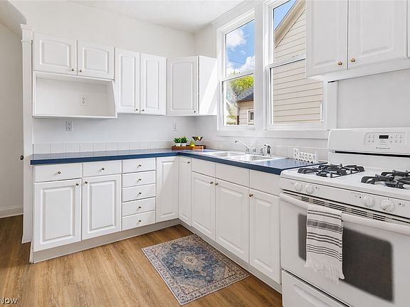 3rd image of 558 Nash St