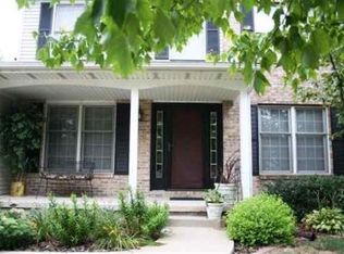 1208 Chatham Ln, Bloomington, IL