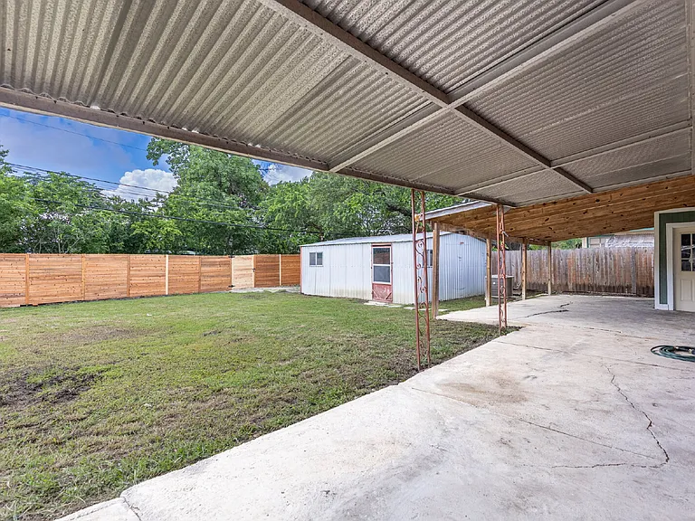 422 Sandalwood Ln — Photo 25
