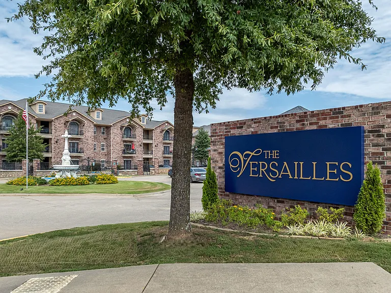 The Versailles Apartment Homes — Photo 23