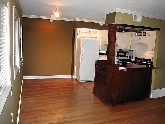 3rd image of 2124 Fairfax Ave APT 212