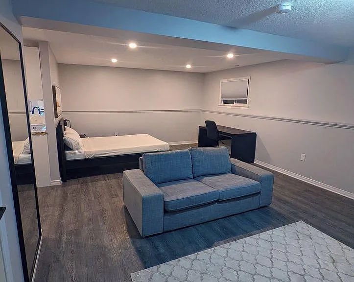 1008 Waterbury Cres #2 — Photo 4