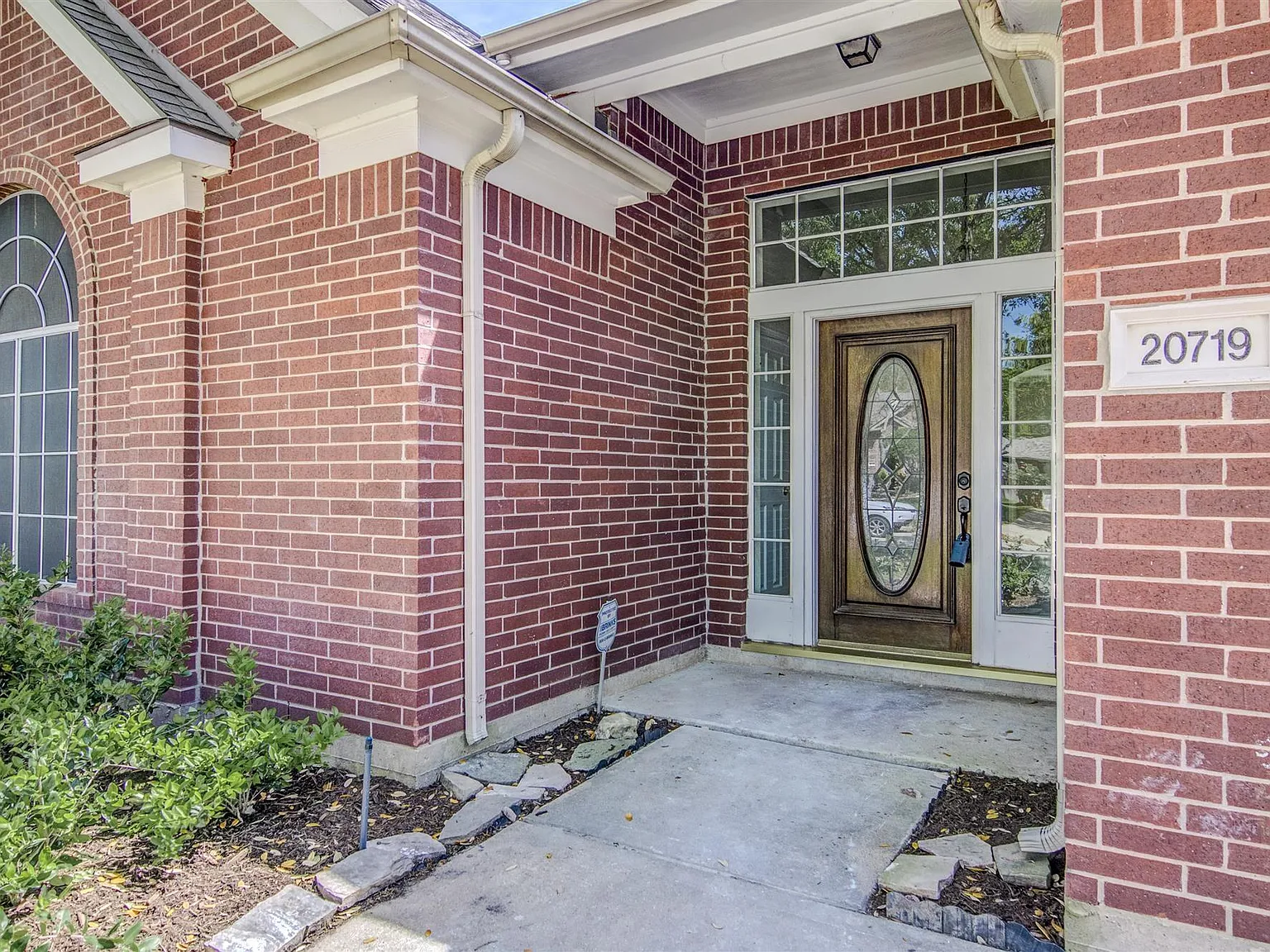 4 bed, 2.0 bath, 2204 sqft, $2,400 — Photo 3