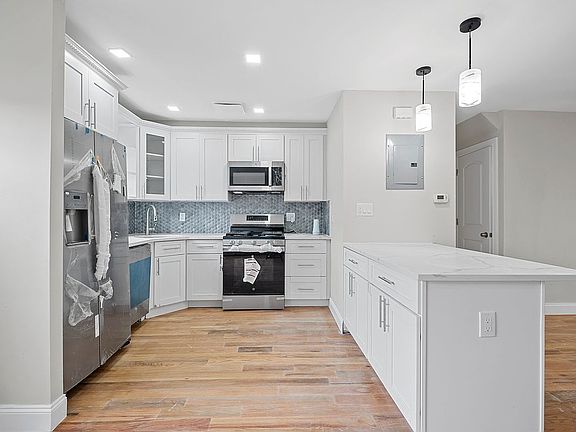 3rd image of 11637 167th St