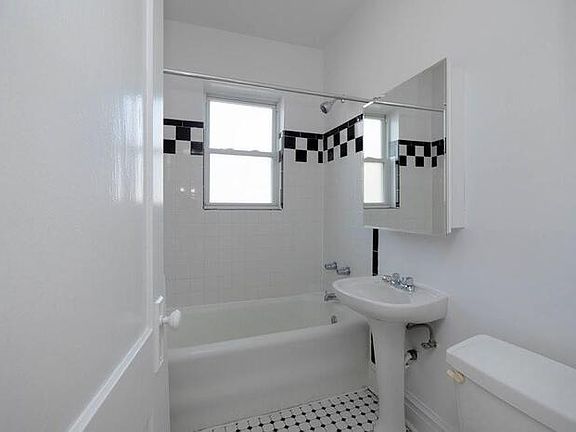 4th image of 4435 N Greenview Ave #2ET