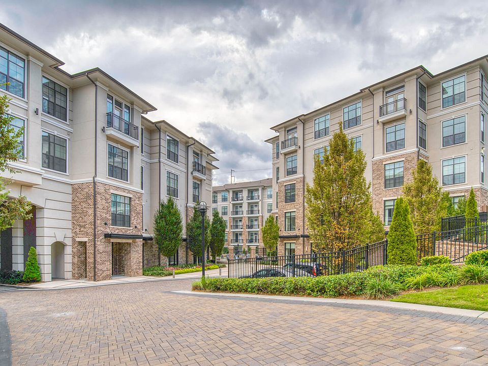 Our Windsor Communities team is ready to lead you on your VIP tour