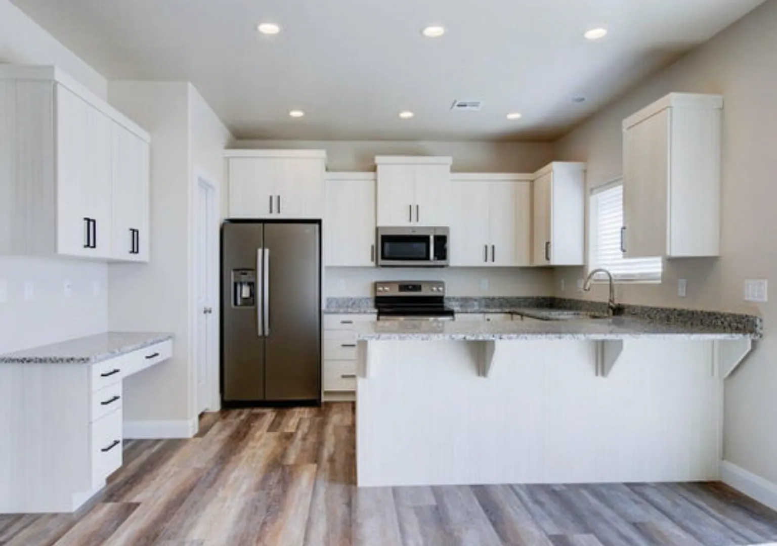 Beautiful 3 Bedroom/2 1/2 Bath Townhome for Rent! — Photo 3